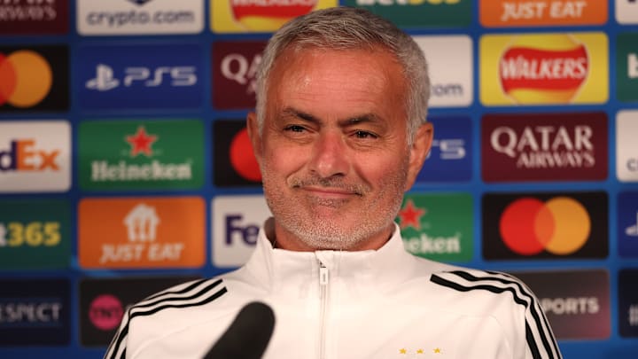 Benfica-Coach Jose Mourinho hat seinem Ex-Klub Fenerbahce eine große Rechnung hinterlassen