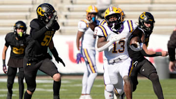 Ezavier Crowell