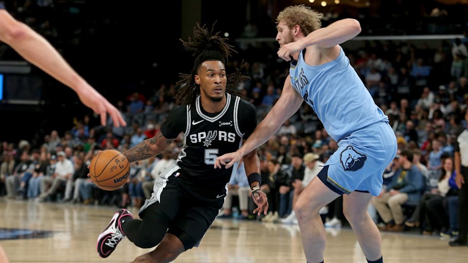 Spurs guard Stephon Castle drives to the basket against Grizzlies center Jock Landale.