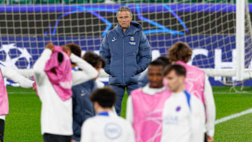 Luis Enrique observant ses joueurs lors de la séance d'avant match à Lisbonne