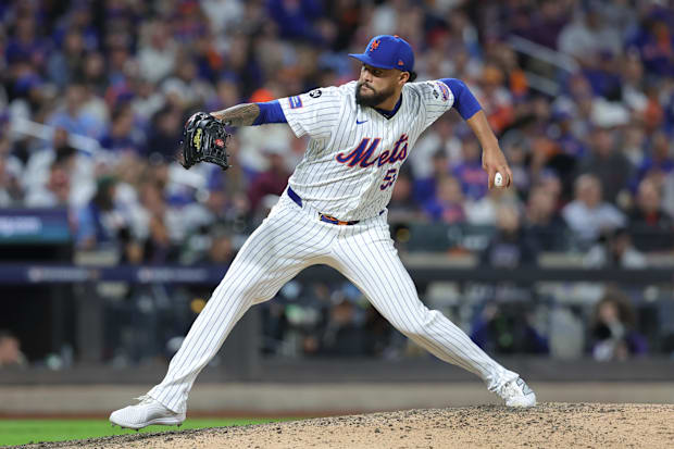 Oct 8, 2024; New York City, New York, USA; Mets’ Sean Manaea pitches vs. Phillies in Game 3 of NLDS.