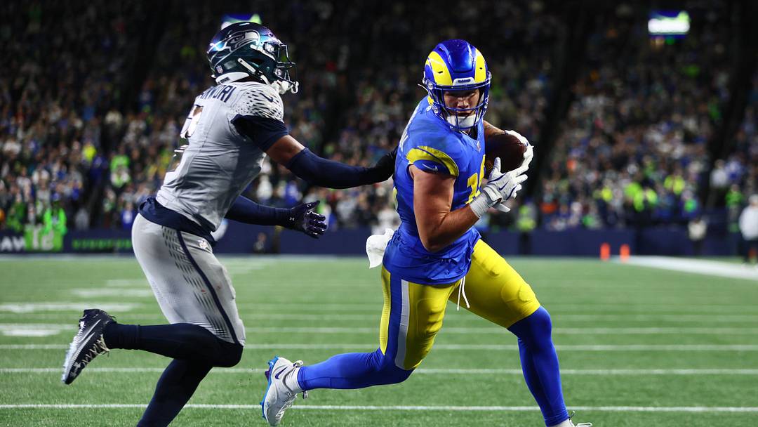 Dec 18, 2025; Seattle, Washington, USA; Los Angeles Rams tight end Terrance Ferguson (18) runs to score a touchdown against Seattle Seahawks safety Nick Emmanwori (3) in the first half at Lumen Field. Mandatory Credit: Kevin Ng-Imagn Images Dec 18, 2025; Seattle, Washington, USA; Los Angeles Rams tight end Terrance Ferguson (18) runs to score a touchdown against Seattle Seahawks safety Nick Emmanwori (3) in the first half at Lumen Field. Mandatory Credit: Kevin Ng-Imagn Images