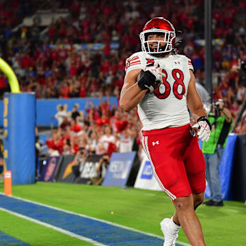 Utah Utes tight end Dallen Bentley (88) scores a touchdown against the UCLA Bruins during the second half at Rose Bowl.