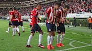 Víctor Guzmán, Alan Mozo y Roberto Alvarado festejan uno de los goles de Chivas ante Santos Laguna.