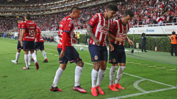 Víctor Guzmán, Alan Mozo y Roberto Alvarado festejan uno de los goles de Chivas ante Santos Laguna.