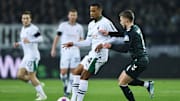 Alassane Plea bleibt für Gladbach am Ball.