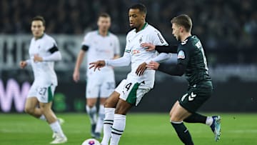 Alassane Plea bleibt für Gladbach am Ball.