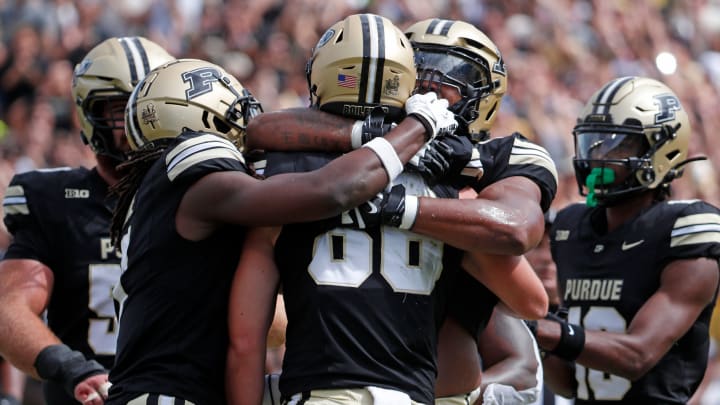 Purdue Boilermakers tight end Max Klare (86) celebrates with teammates after scoring a touchdown 