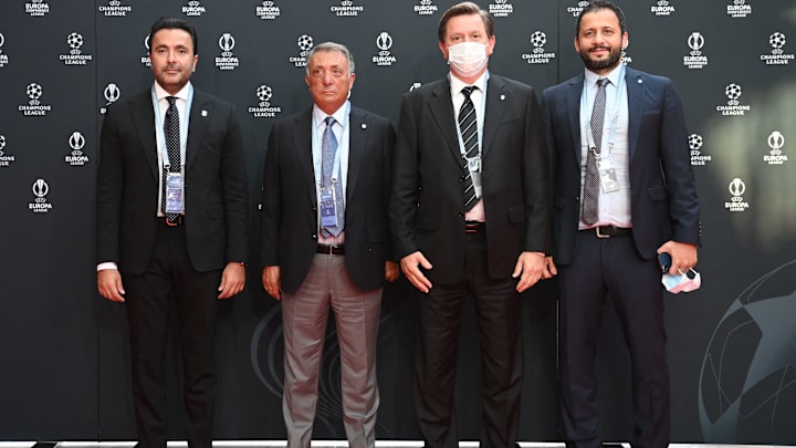 Beşiktaş yönetimi kura çekimi öncesinde poz veriyor. Beşiktaş yönetimi kura çekimi öncesinde poz veriyor.