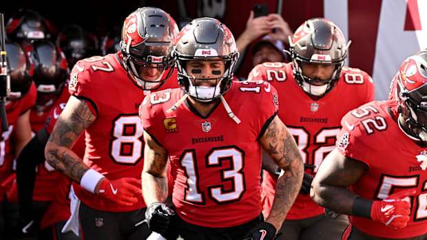 mike-evans-buccaneers-run-onto-field