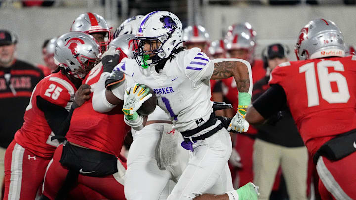 Dec 6, 2024; Birmingham, AL, USA; Parker's Na'eem Offord (1) runs for a touchdown against Saraland at Protective Stadium in the 6A State Championship game. Dec 6, 2024; Birmingham, AL, USA; Parker's Na'eem Offord (1) runs for a touchdown against Saraland at Protective Stadium in the 6A State Championship game.