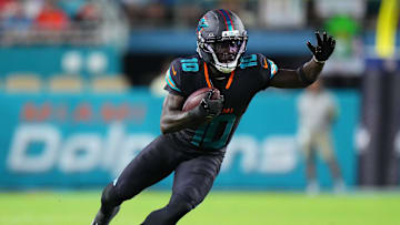 Sep 29, 2025; Miami Gardens, Florida, USA; Miami Dolphins wide receiver Tyreek Hill (10) makes a catch against the New York Jets during the first half at Hard Rock Stadium. Mandatory Credit: Rich Storry-Imagn Images