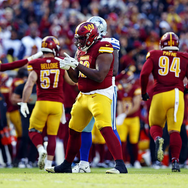 Phidarian Mathis (98) celebrates