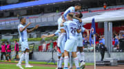 Jugadores de Cruz Azul celebran un gol.