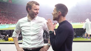 Simon Rolfes im Gespräch mit Xabi Alonso