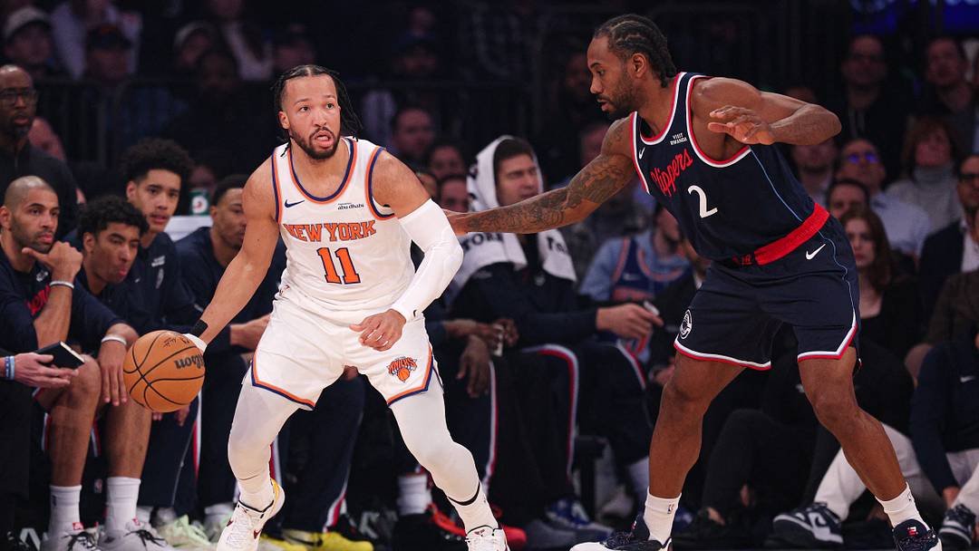 Jan 7, 2026; New York, New York, USA; New York Knicks guard Jalen Brunson (11) is guarded by LA Clippers forward Kawhi Leonard (2) during the first quarter at Madison Square Garden. Mandatory Credit: Vincent Carchietta-Imagn Images