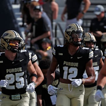 Purdue Boilermakers take the field to warm up 