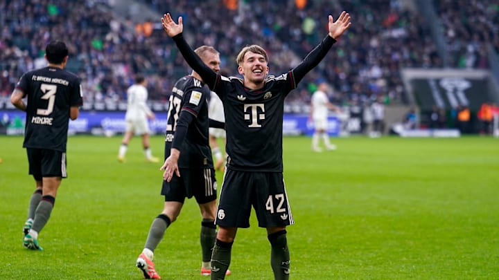 Lennart Karl im Bayern-Trikot. Drei Premier-League-Klubs sollen den Bayern-Youngster beobachten Lennart Karl im Bayern-Trikot. Drei Premier-League-Klubs sollen den Bayern-Youngster beobachten