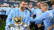 El Kun Agüero y el último trofeo que alzó con el Manchester City.