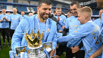 Kun Agüero and the last trophy he lifted with Manchester City.