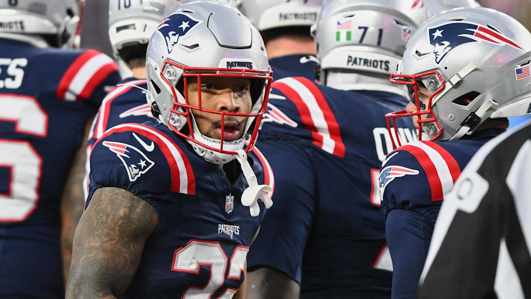 Jan 4, 2026; Foxborough, Massachusetts, USA; New England Patriots running back TreVeyon Henderson (32) celebrates with teammates after running for a five-yard touchdown against the Miami Dolphins during the first quarter at Gillette Stadium. Jan 4, 2026; Foxborough, Massachusetts, USA; New England Patriots running back TreVeyon Henderson (32) celebrates with teammates after running for a five-yard touchdown against the Miami Dolphins during the first quarter at Gillette Stadium.