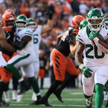 Oct 26, 2025; Cincinnati, Ohio, USA; New York Jets running back Breece Hall (20) runs with the ball against the Cincinnati Bengals at Paycor Stadium. Mandatory Credit: Katie Stratman-Imagn Images