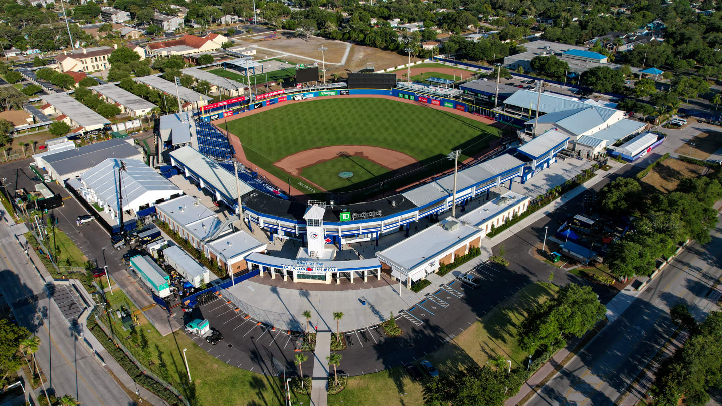 When do Toronto Blue Jays pitchers and catchers report to spring training?