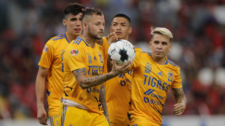 El uruguayo Nicolás 'Diente' López es felicitado por sus compañeros tras anotar un gol.