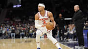Josh Hart prepares to pass during the Knicks' game against the Hornets Thursday.