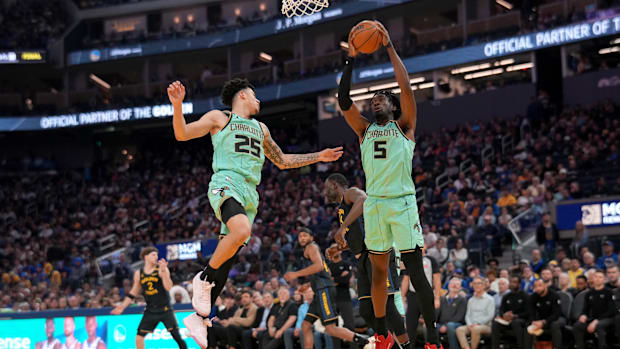 The center of Charlotte Hornets Mark Williams (5) catches a rebound next to the KJ Simpson guard