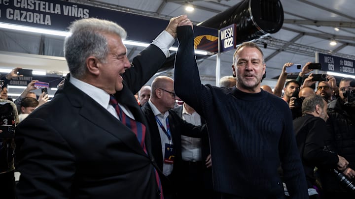 Joan Laporta (l.) feiert sich und Hansi Flick