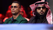 Cristiano Ronaldo y el funcionario saudí Turki Alalshikh en una pelea de boxeo