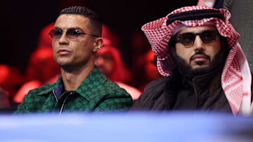 Cristiano Ronaldo y el funcionario saudí Turki Alalshikh en una pelea de boxeo