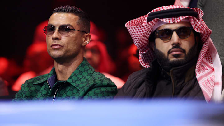 Cristiano Ronaldo y el funcionario saudí Turki Alalshikh en una pelea de boxeo