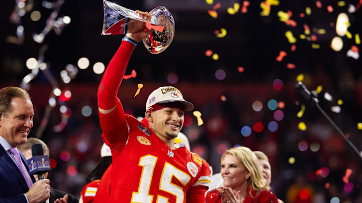 UPDATED NEWS: NFL star Patrick Mahomes gave up his first-class seat to a veteran in tribute – What he did next surprised e