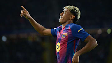 Lamine Yamal et le FC Barcelone affrontent le Real Madrid en Liga Lamine Yamal et le FC Barcelone affrontent le Real Madrid en Liga