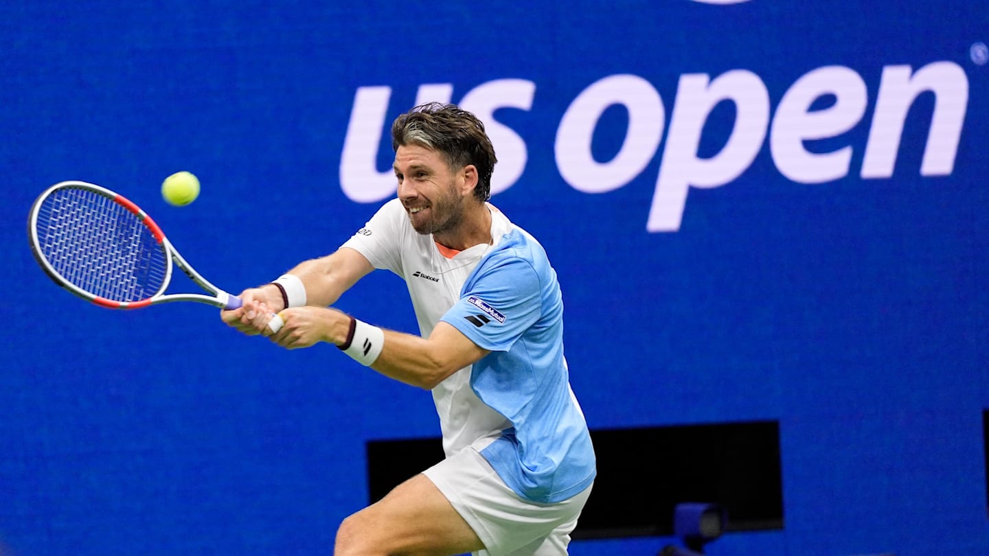 Cameron Norrie, No. 35 Player in World, Stuns Carlos Alcaraz in Paris Masters