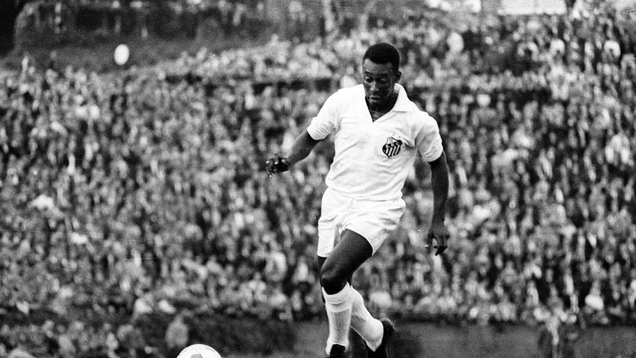 Pelé weaving around.