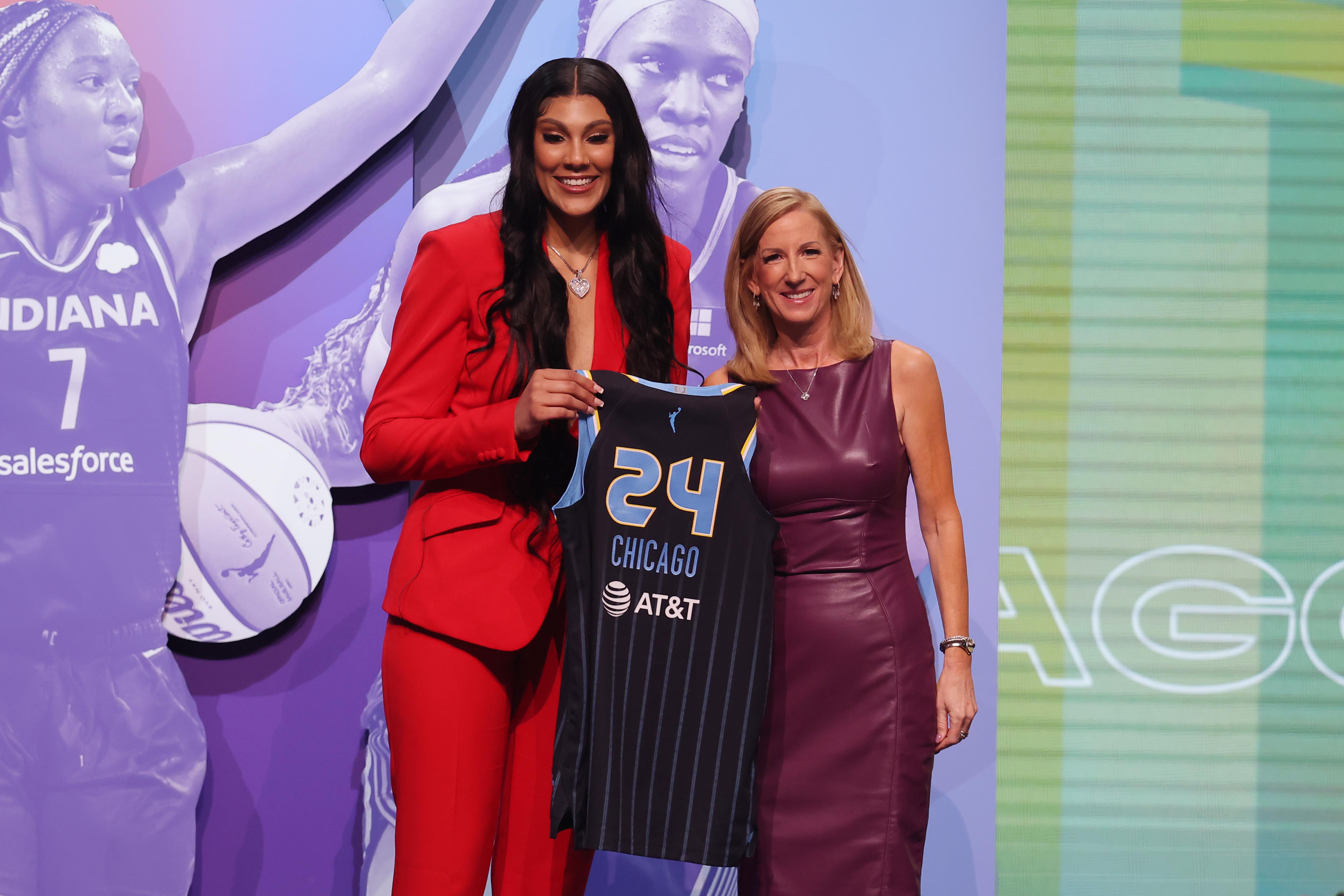 Kamilla Cardoso poses with WNBA commissioner Cathy Engelbert.