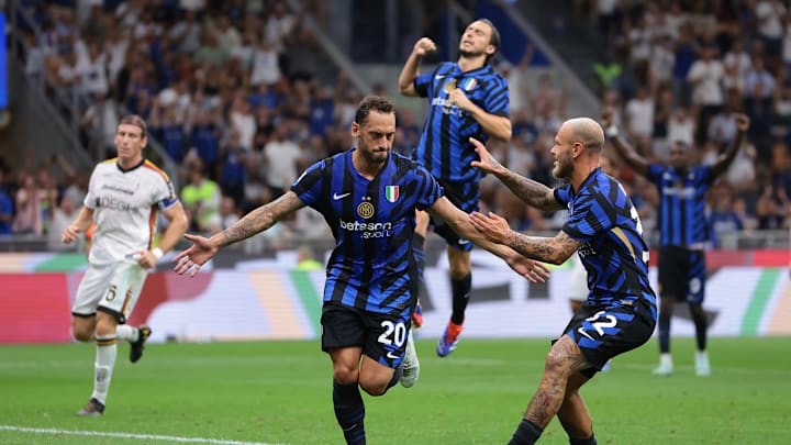 Federico Dimarco (r.) jubelt mit Hakan Calhanoglu