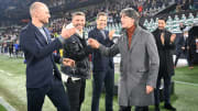 Joachim Löw, Lukas Podolski'yle selamlaşıyor.