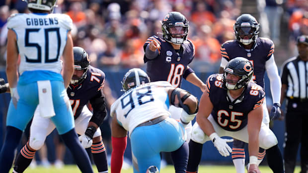 Chicago Bears quarterback Caleb Williams (18) comes to the line against the Tennessee Titans during the fourth quarter