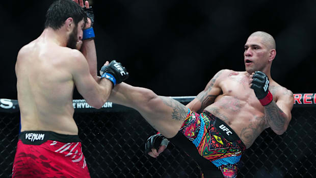 Alex Pereira kicks Magomed Ankalaev at UFC 313.