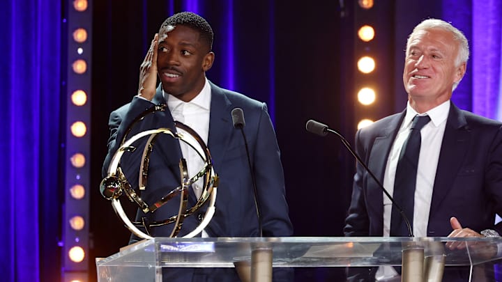 Ousmane Dembélé remporte le titre de joueur de la saison en Ligue 1 lors des Trophées UNFP Ousmane Dembélé remporte le titre de joueur de la saison en Ligue 1 lors des Trophées UNFP