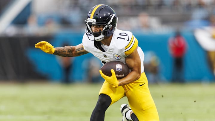 Aug 9, 2025; Jacksonville, Florida, USA; Pittsburgh Steelers wide receiver Roman Wilson (10) runs the ball against the Jacksonville Jaguars during the first quarter at EverBank Stadium. Mandatory Credit: Morgan Tencza-Imagn Images