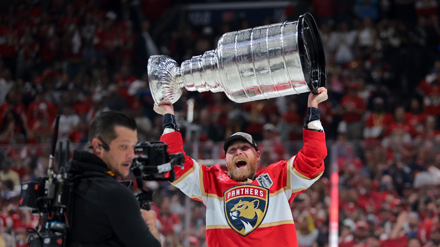 Panthers' Conn Smythe Winner Sam Bennett Commits Long-Term Return