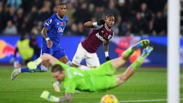 Le poteau de Summerville, l'une des rares occasions de ce match entre West Ham et Everton