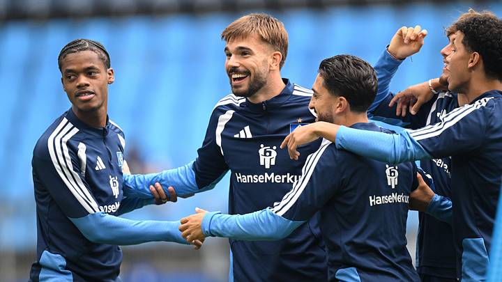 Mario Vuskovic (Mitte) hat sichtlich Spaß im Training