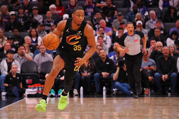 Isaac Okoro dribbles 