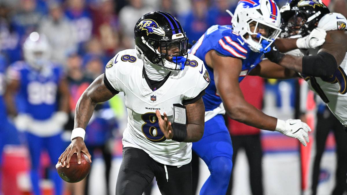 Lamar Jackson nói về việc đẩy người hâm mộ Bills sau cú chạm bóng của DeAndre Hopkins